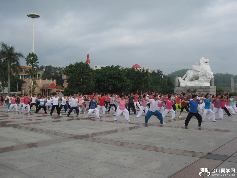 复件 2011.5.22文化广场晨练 010.jpg