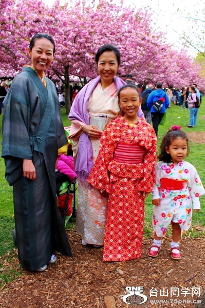 cherry-blossom-sakura-brooklyn-botanic-garden-kimono-01_conew1.jpg