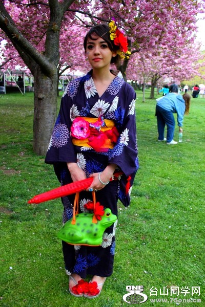 cherry-blossom-sakura-brooklyn-botanic-garden-kimono-03_conew1.jpg