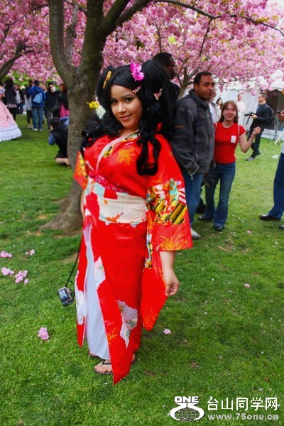 cherry-blossom-sakura-brooklyn-botanic-garden-kimono-06_conew1.jpg