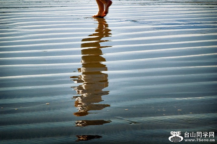 20081020213120_walking_on_a_beach.jpg