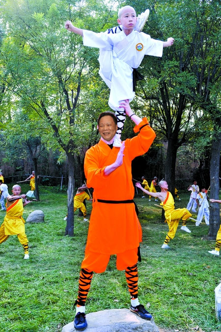 建文表演.png