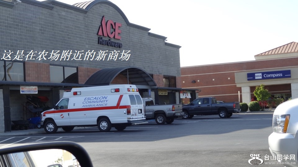 这是在农场附近的新商场.jpg